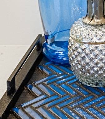 Pormenor da pastilha de cerâmica colocada no tabuleiro decorativo